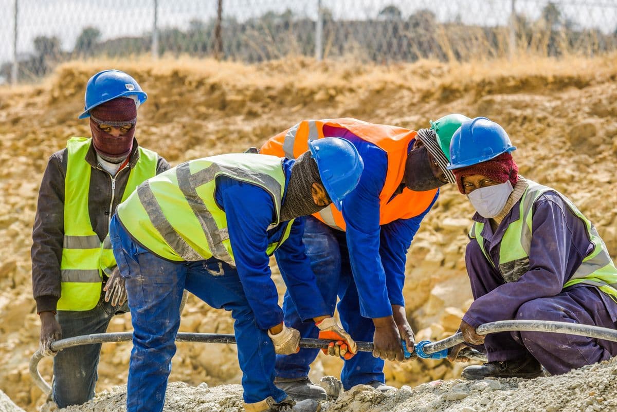 Équipe de travailleurs sud-africains réunis sur un site