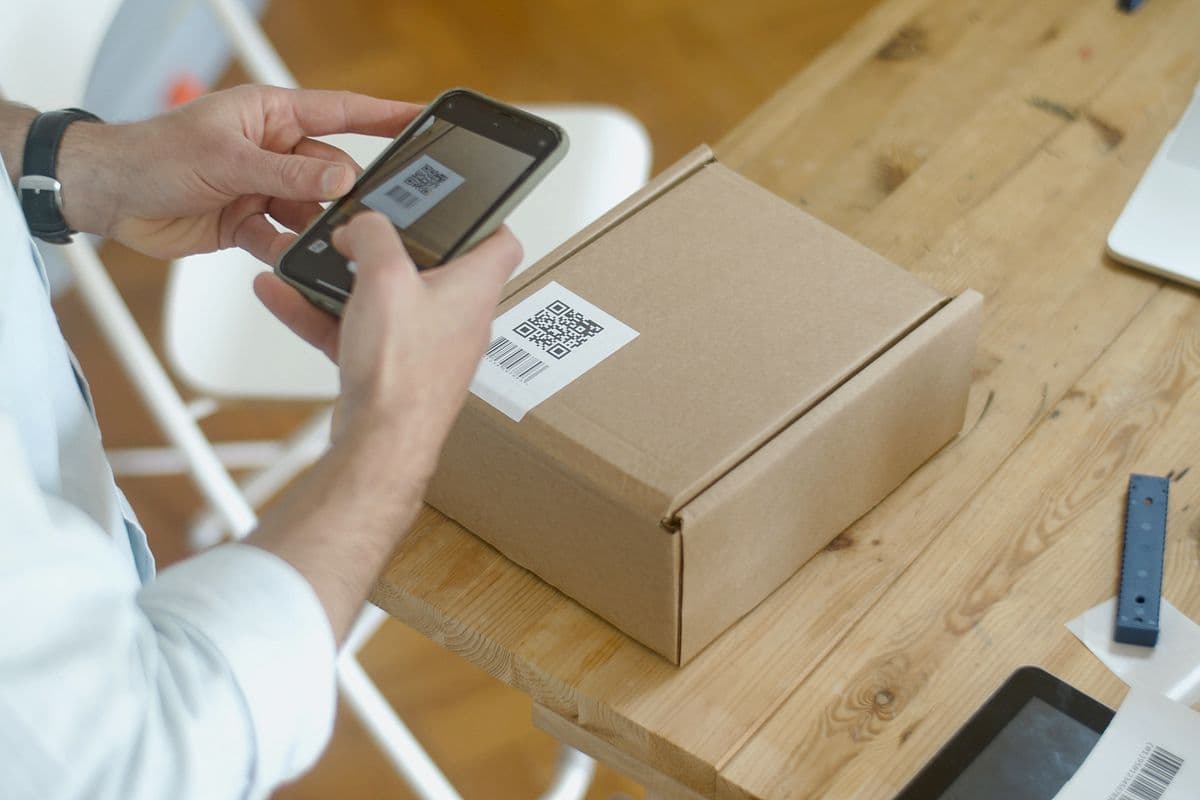 Personne scannant un QR code avec son téléphone