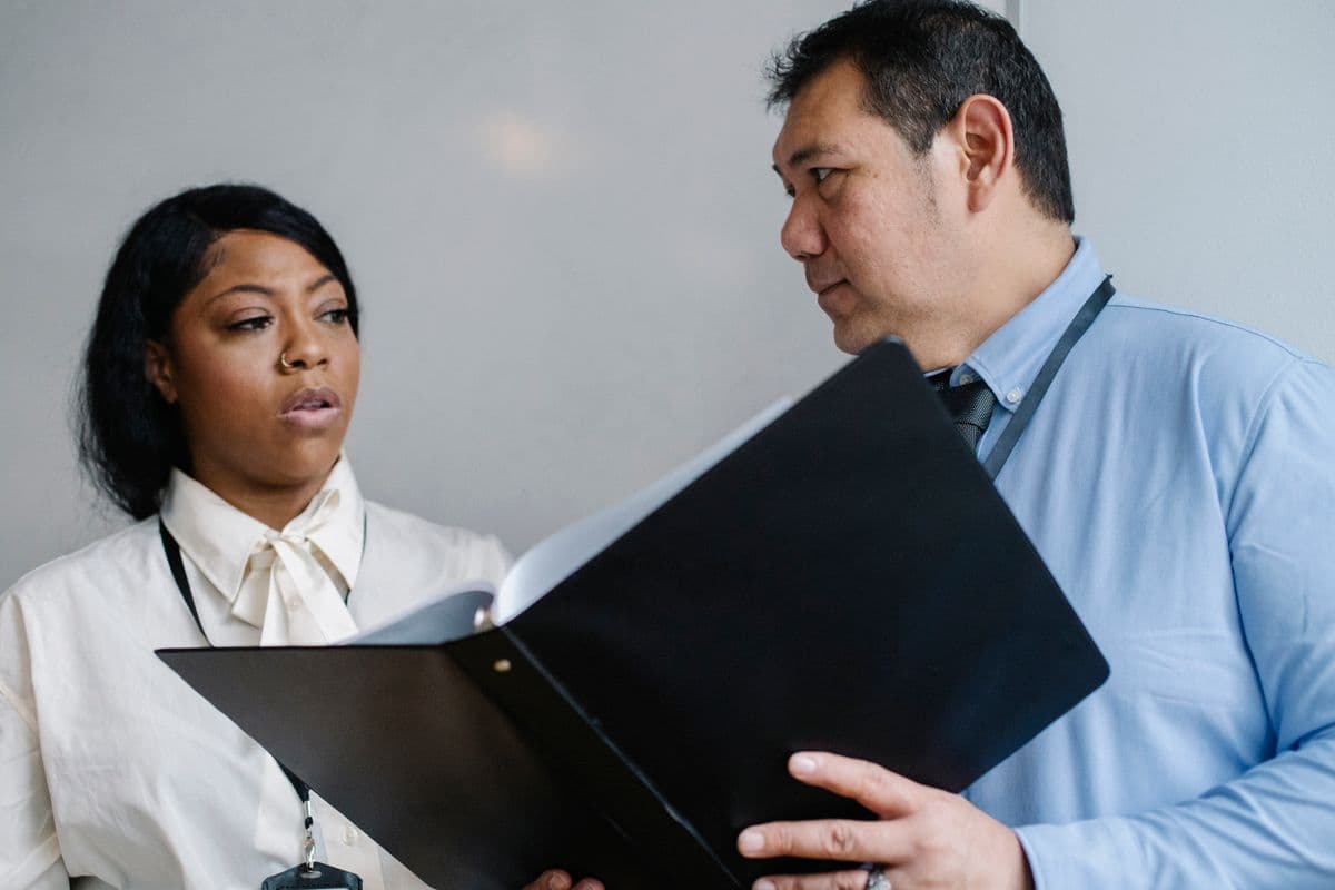 Responsables vérifiant ensemble des documents professionnels